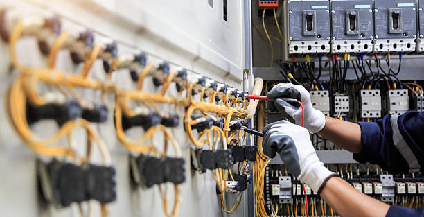 Professional Electrician technician working in Hawaiian Beaches, HI